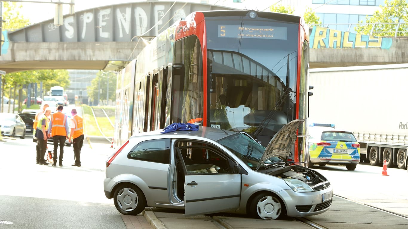 Ein Pkw und eine Straßenbahn sind am späten Nachmittag in der Eduard-Schopf-Allee in der Bremer Überseestadt zusammengestoßen.