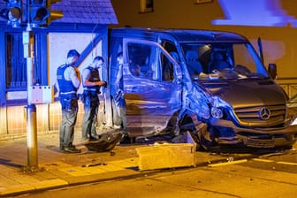 Am späten Abend des 26. August 2024 kam es in Dreieich-Sprendlingen zu einer dramatischen Verfolgungsjagd, die in einer Sackgasse endete. Ein Mercedes Benz Sprinter entzog sich gegen 23:30 Uhr einer Polizeikontrolle in der Darmstädter Straße und raste durch die Stadt, bevor er in einer Sackgasse am Lindenplatz mehrere Fahrzeuge rammte und schließlich stark beschädigt zum Stillstand kam. Der Fahrer sowie drei weitere Insassen wurden von der Polizei festgenommen. Durch die Kollision mit einem Stromverteiler kam es in der Nachbarschaft zu einem einstündigen Stromausfall. Der Sprinter ist ein Totalschaden. Die Hintergründe der Flucht sind noch unklar.