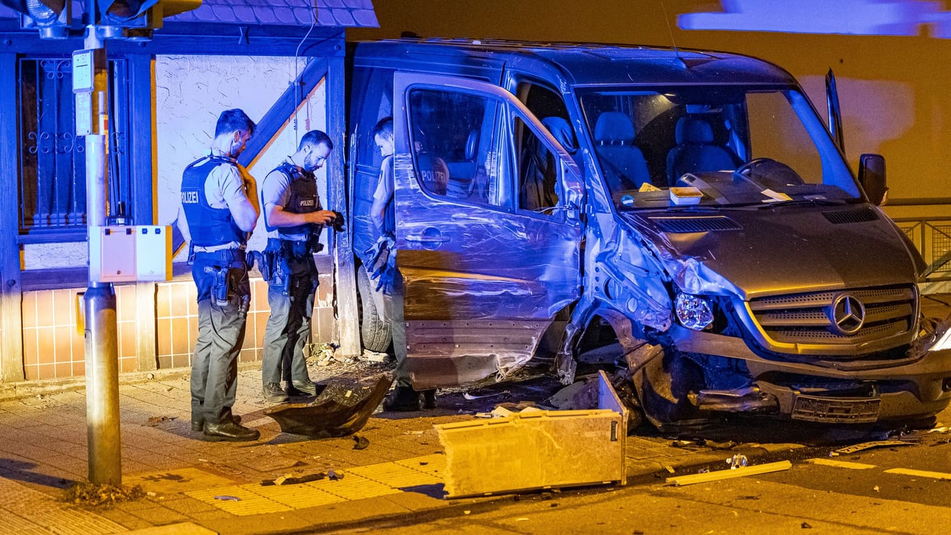 Am späten Abend des 26. August 2024 kam es in Dreieich-Sprendlingen zu einer dramatischen Verfolgungsjagd, die in einer Sackgasse endete. Ein Mercedes Benz Sprinter entzog sich gegen 23:30 Uhr einer Polizeikontrolle in der Darmstädter Straße und raste durch die Stadt, bevor er in einer Sackgasse am Lindenplatz mehrere Fahrzeuge rammte und schließlich stark beschädigt zum Stillstand kam. Der Fahrer sowie drei weitere Insassen wurden von der Polizei festgenommen. Durch die Kollision mit einem Stromverteiler kam es in der Nachbarschaft zu einem einstündigen Stromausfall. Der Sprinter ist ein Totalschaden. Die Hintergründe der Flucht sind noch unklar.