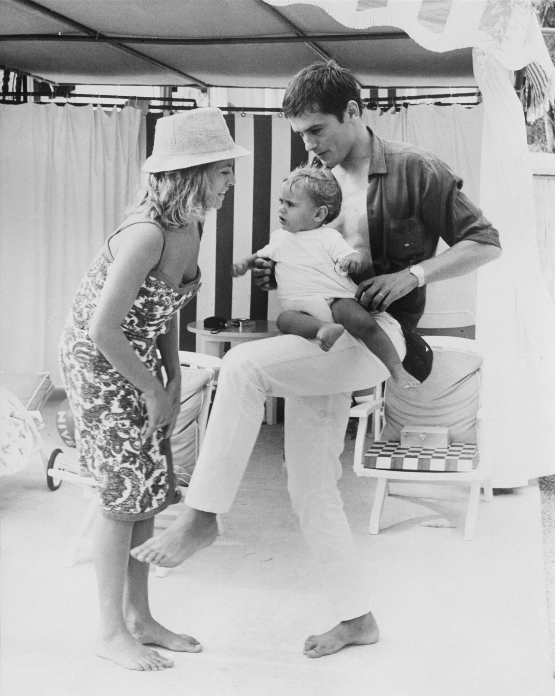 Alain Delon mit seiner Ehefrau Nathalie ein Jahr nach ihrer Hochzeit mit ihrem Sohn Anthony im August 1965.