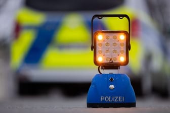 Ein Warnlicht mit der Aufschrift "Polizei" steht auf der Straße vor einem Einsatzfahrzeug der Polizei (Symbolbild): Die Polizei konnte Autodiebe aus Frankreich festnehmen.