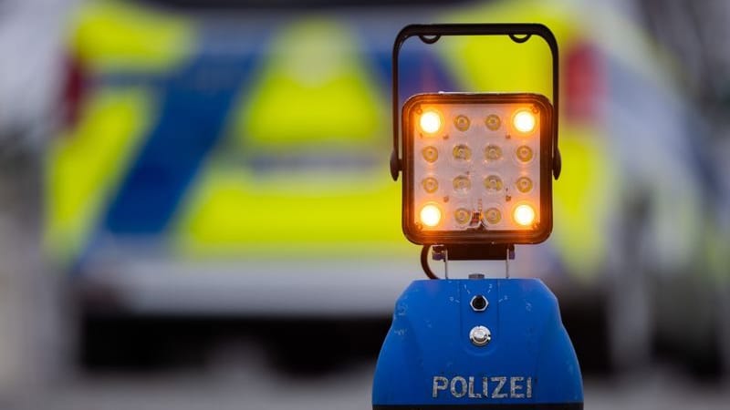 Ein Warnlicht mit der Aufschrift "Polizei" steht auf der Straße vor einem Einsatzfahrzeug der Polizei (Symbolbild): Die Polizei konnte Autodiebe aus Frankreich festnehmen.