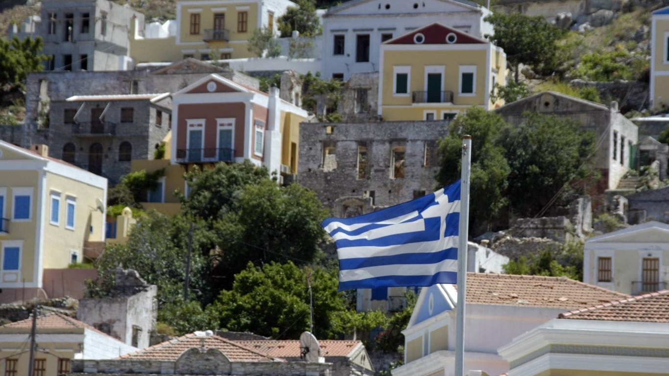 Symi (Archivbild): Vor der griechischen Insel wurde ein Mann erschossen.