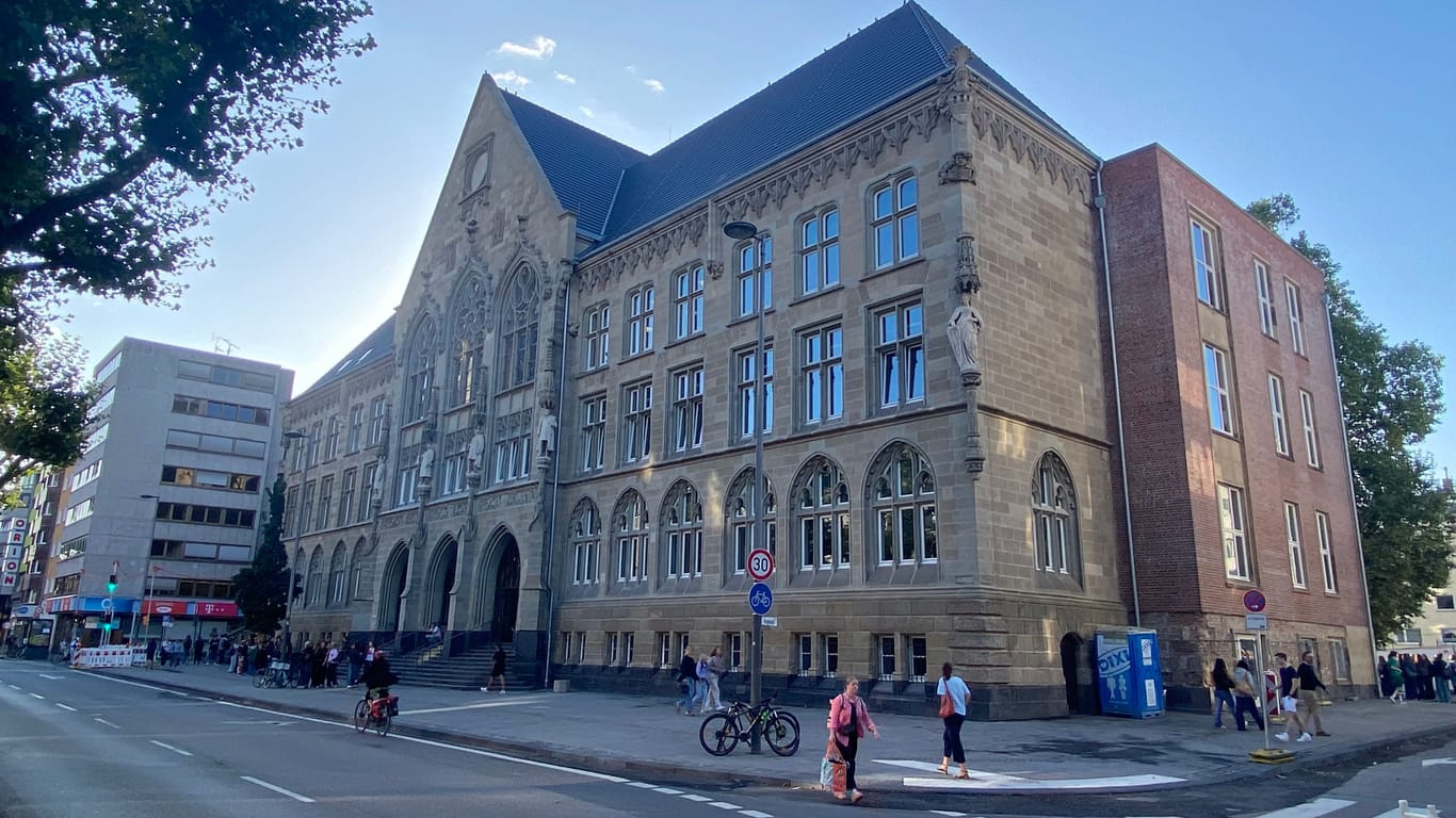 Das frisch sanierte Hansa-Gymnasium: Seit Mittwoch findet hier wieder Unterricht statt.