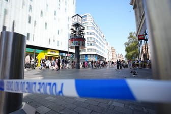 Polizisten stehen am Tatort eines Messerangriffs am Leicester Square.