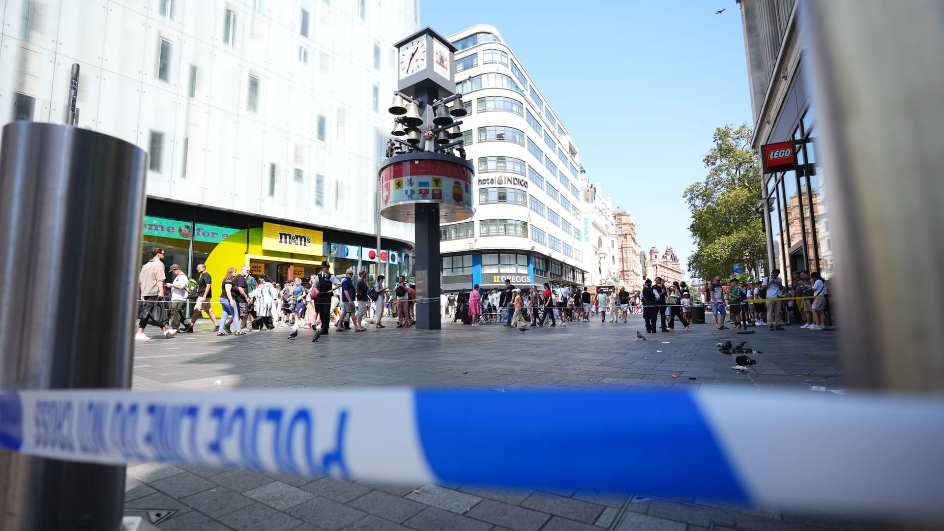 Polizisten stehen am Tatort eines Messerangriffs am Leicester Square.