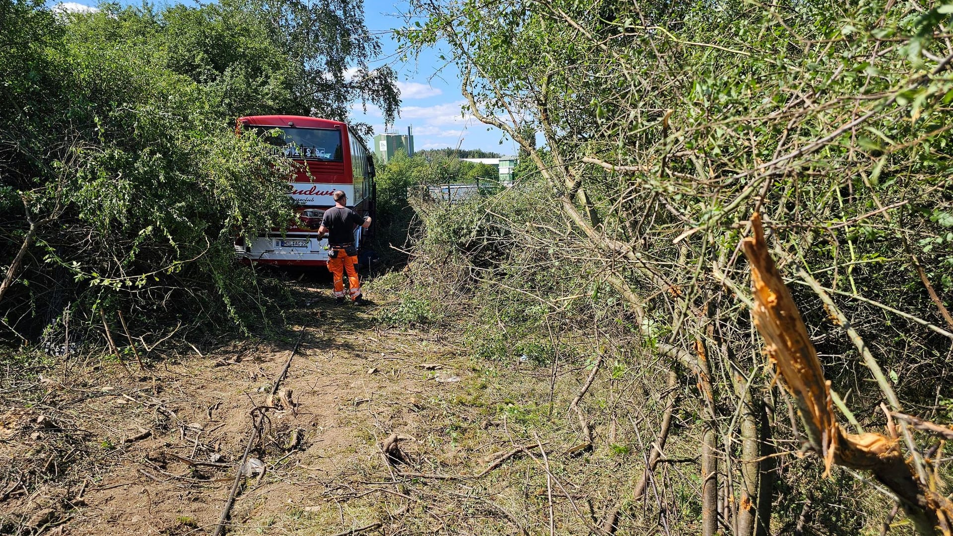 Reisebus auf A72 verunglückt - sieben Verletzte