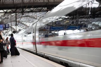 Hauptbahnhof Köln: Reisende erwarten die Einfahrt eines ICE.