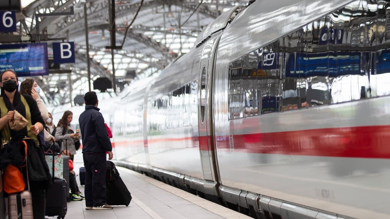 Hauptbahnhof Köln: Reisende erwarten die Einfahrt eines ICE.