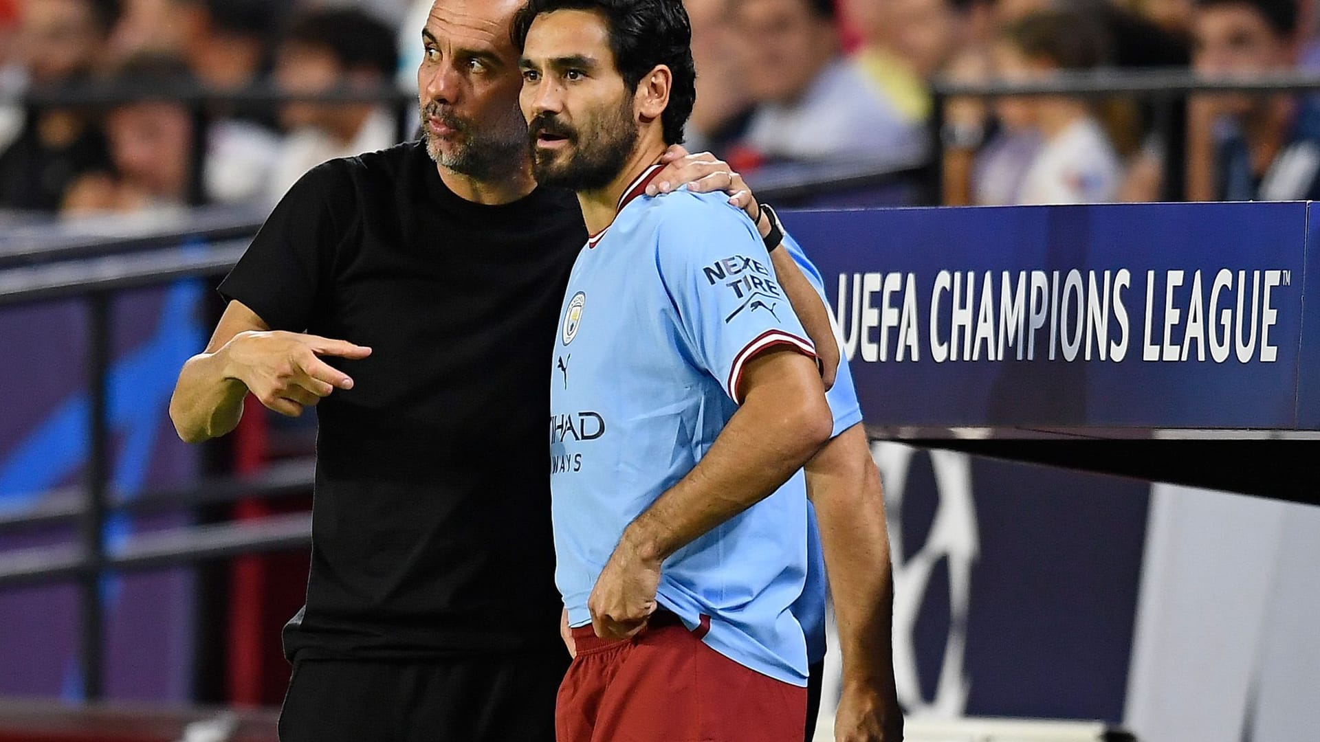 Pep Guardiola (l) und Ilkay Gündogan