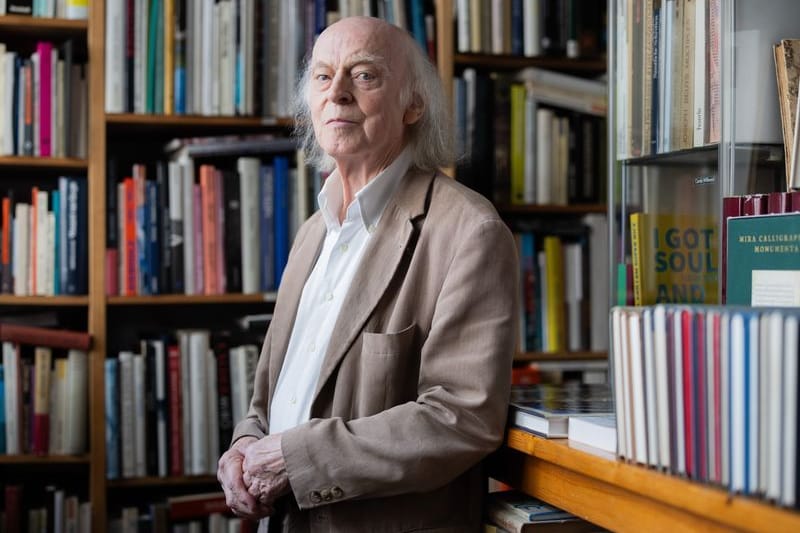 Antiquar Klaus Willbrand steht zwischen Büchern in seinem Antiquariat in Sülz: Willbrand ist mit 83 Jahren zu einem TikTok- und Instagramstar geworden.