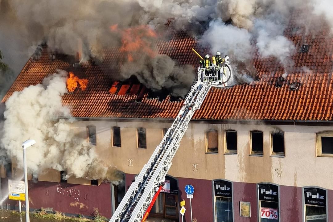 Großbrand im Pelzhaus: Der Einsatz der Feuerwehr dauerte eigenen Angaben zufolge bis in die Nacht.