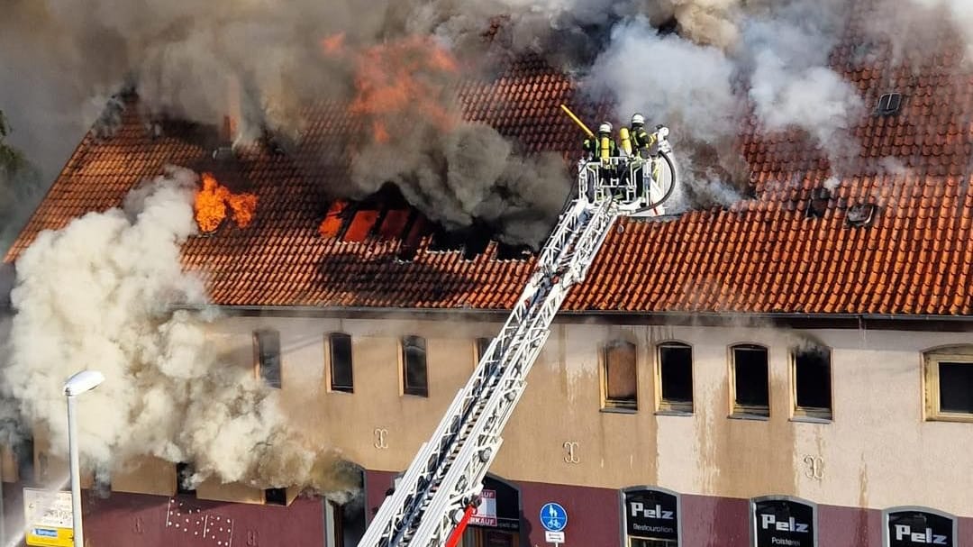 Großbrand im Pelzhaus: Der Einsatz der Feuerwehr dauerte eigenen Angaben zufolge bis in die Nacht.