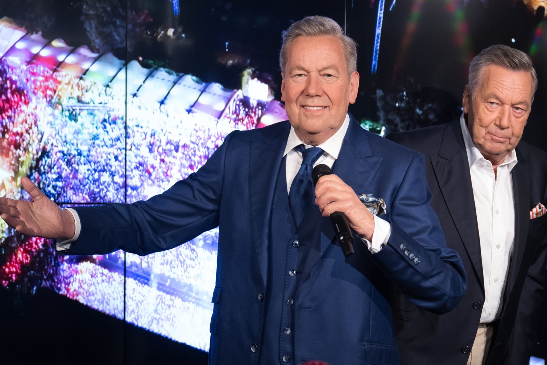 Schlagerstar Roland Kaiser (r) kommt hinter seiner Wachsfigur bei Madame Tussauds Berlin vor.