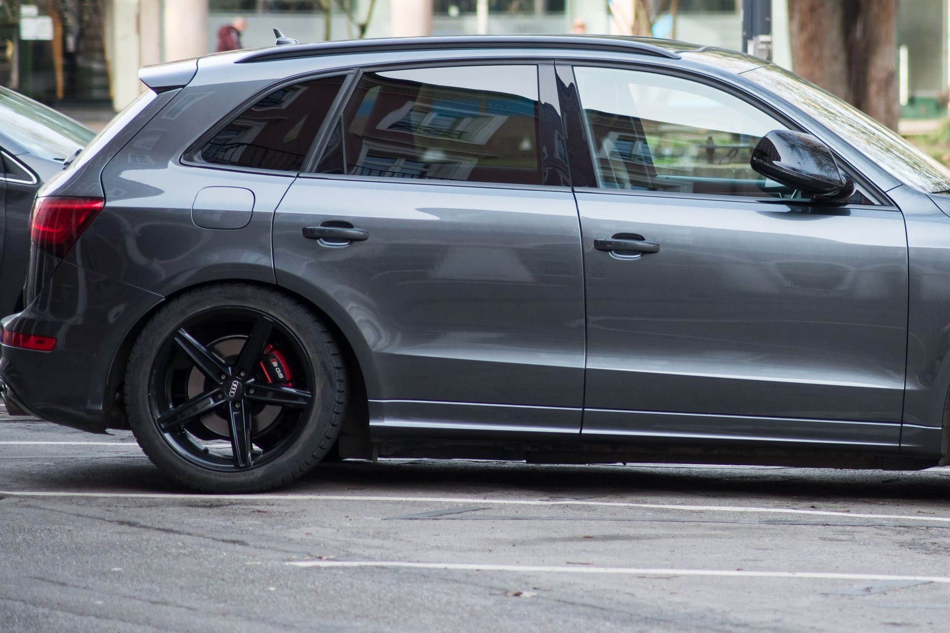 Ein Audi SQ5 steht auf einem Parkplatz (Symbolbild): Der Fahrer eines ähnlichen Modells wurde auf der A352 bei einem Rennen erwischt.