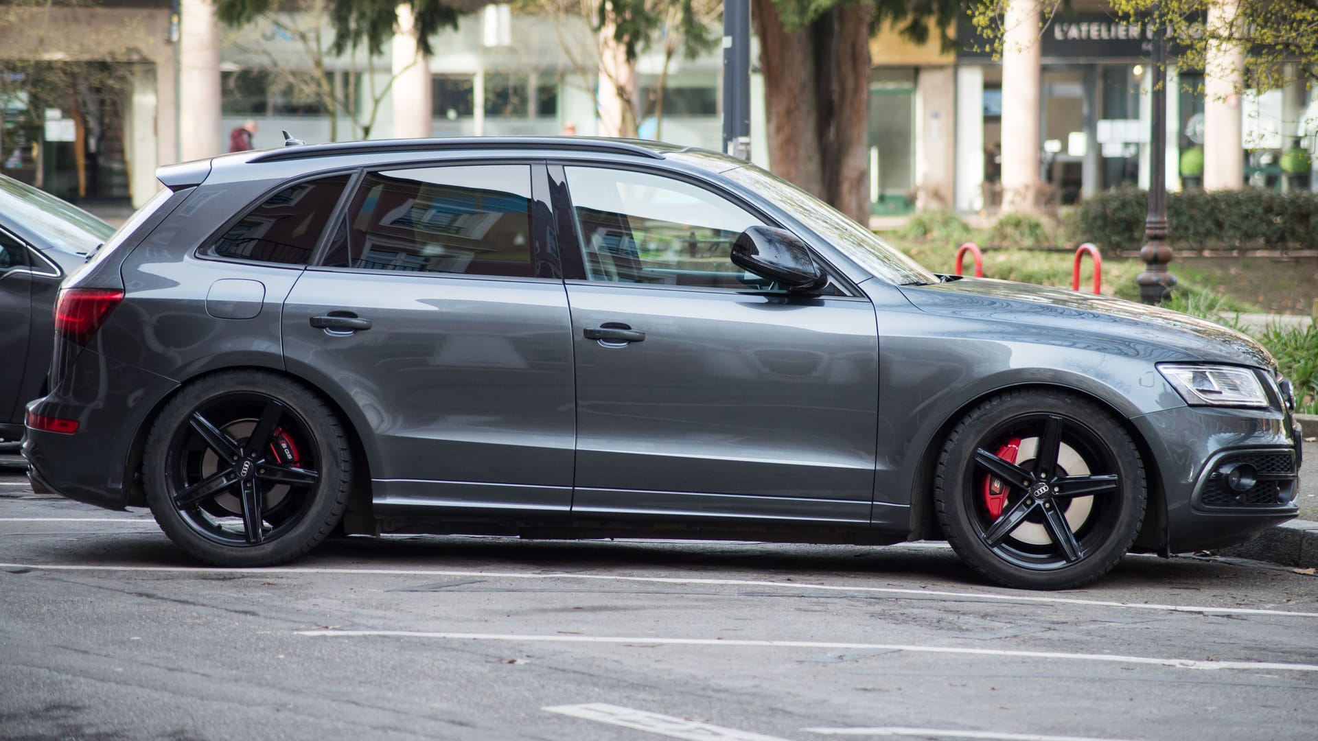 Ein Audi SQ5 steht auf einem Parkplatz (Symbolbild): Der Fahrer eines ähnlichen Modells wurde auf der A352 bei einem Rennen erwischt.