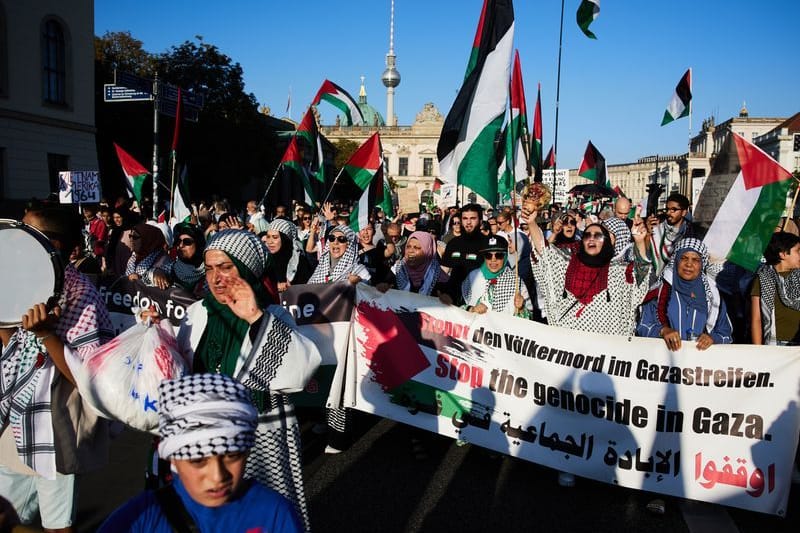 Teilnehmer haben sich am Samstag zur Demonstration unter dem Motto Demonstration "Solidarität mit Palästina. Stoppt den Genozid Keine Waffen für Israel" versammelt.