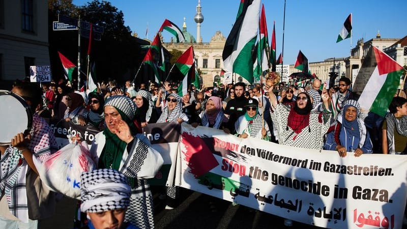 Teilnehmer haben sich am Samstag zur Demonstration unter dem Motto Demonstration "Solidarität mit Palästina. Stoppt den Genozid Keine Waffen für Israel" versammelt.