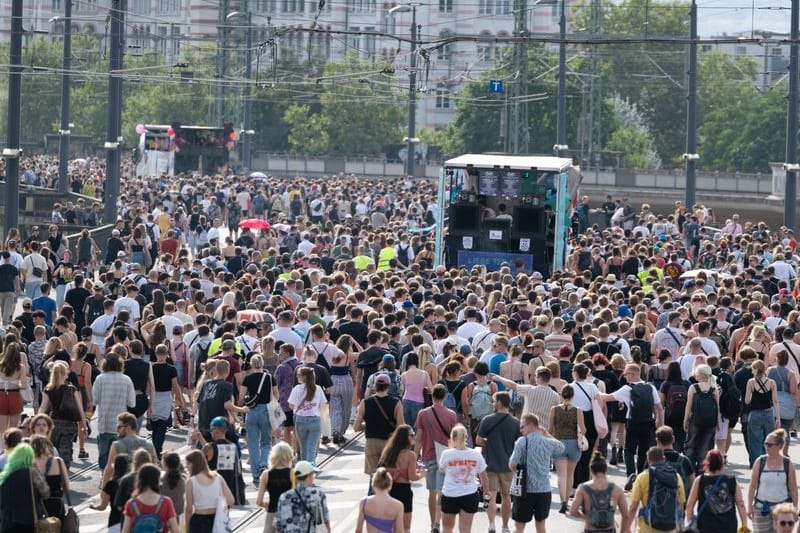 Teilnehmer der Großdemonstration "Tolerade" gehen über die Marienbrücke: Über 70 Vereine, Kollektive und Gruppen wollen vor der Landtagswahl ein Zeichen für Solidarität, Vielfalt und Demokratie setzen.