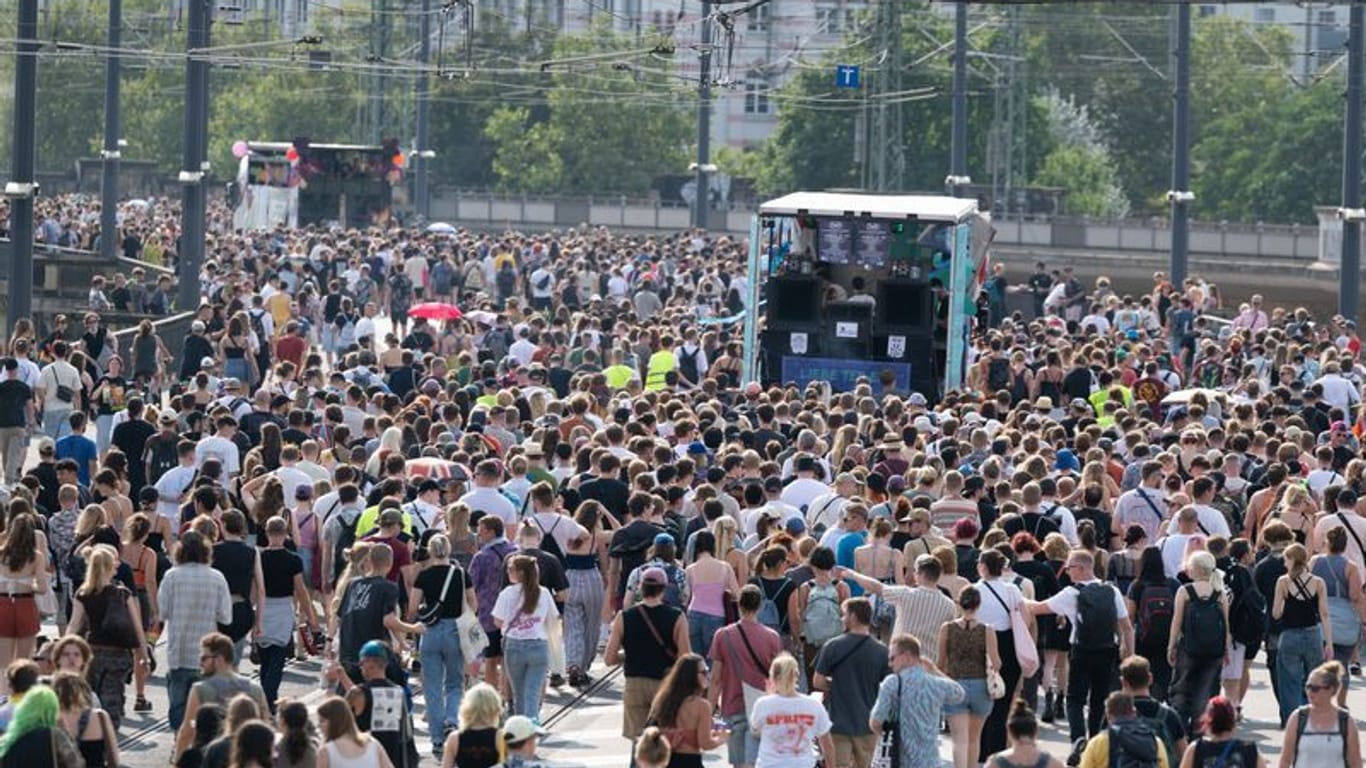 Teilnehmer der Großdemonstration "Tolerade" gehen über die Marienbrücke: Über 70 Vereine, Kollektive und Gruppen wollen vor der Landtagswahl ein Zeichen für Solidarität, Vielfalt und Demokratie setzen.