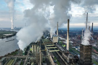 ThyssenKrupp in Duisburg: Die Stahlindustrie ist nur ein Beispiel dafür, wie stark sich die Wirtschaft wandeln muss.