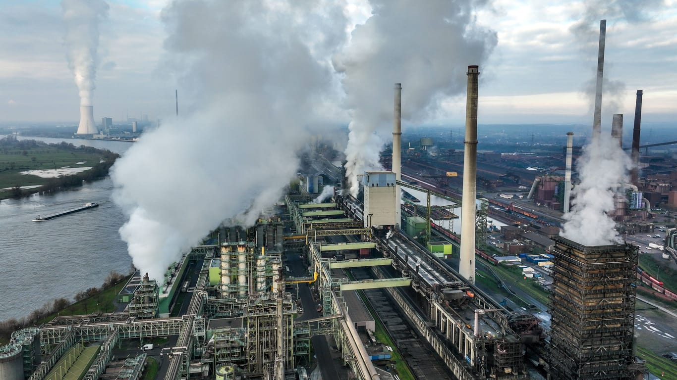 ThyssenKrupp in Duisburg: Die Stahlindustrie ist nur ein Beispiel dafür, wie stark sich die Wirtschaft wandeln muss.