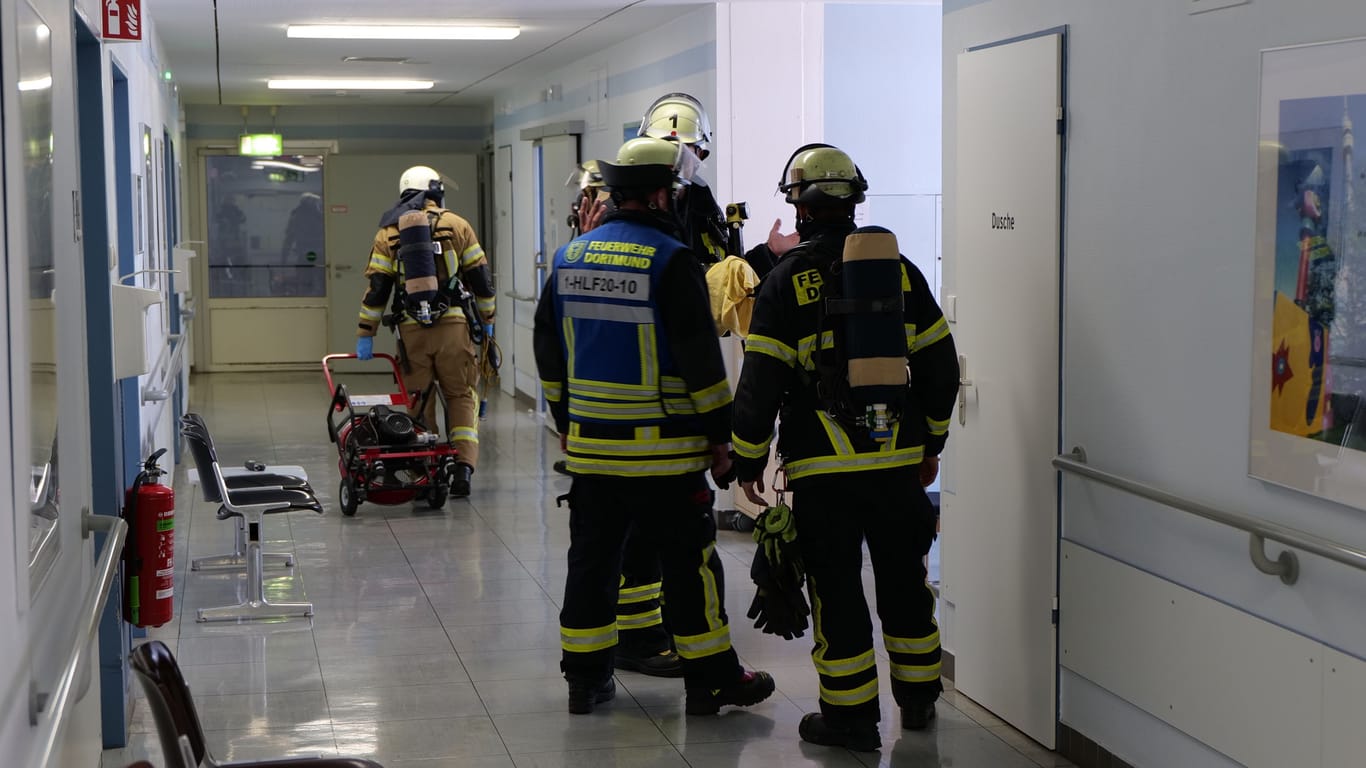 Einsatzkräfte der Feuerwehr: Aus einem Kühlschrank trat Ammoniak aus.