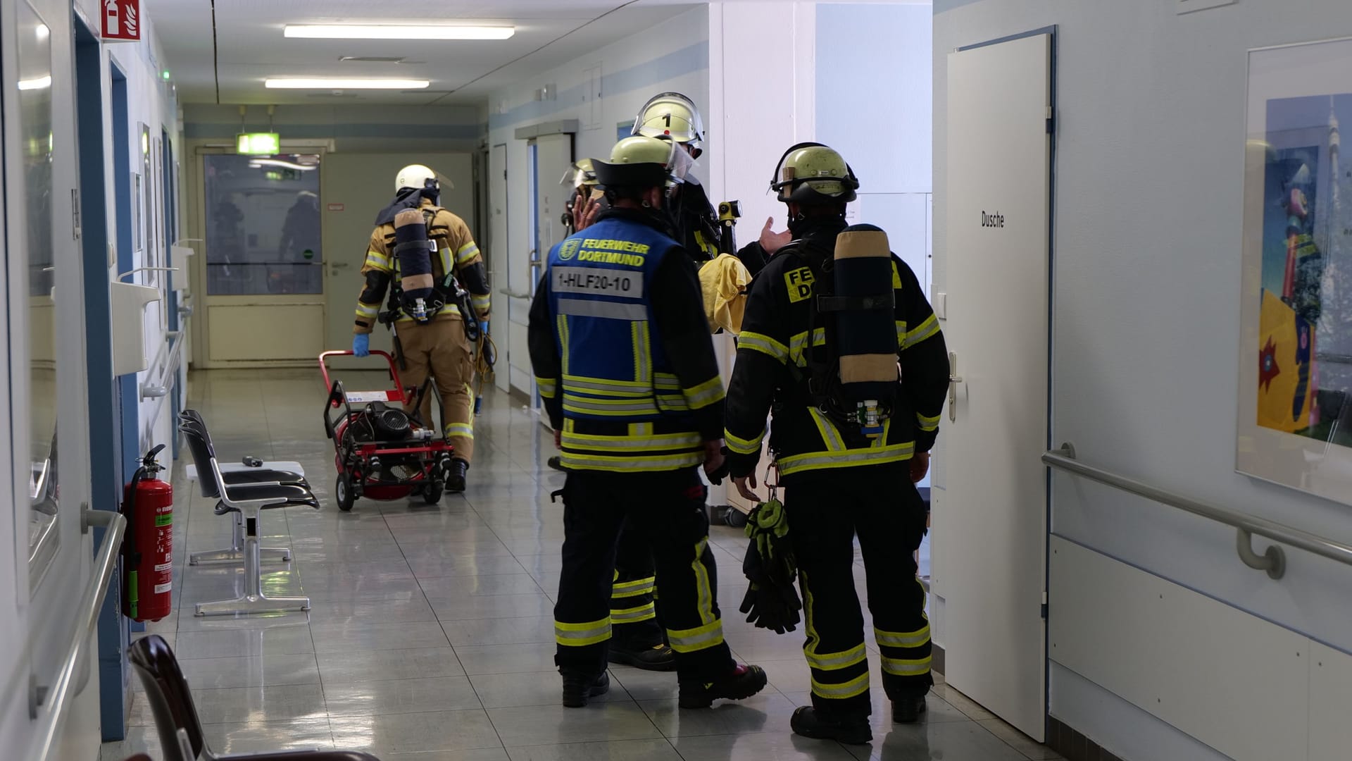 Einsatzkräfte der Feuerwehr: Aus einem Kühlschrank trat Ammoniak aus.