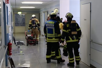 Einsatzkräfte der Feuerwehr: Aus einem Kühlschrank trat Ammoniak aus.