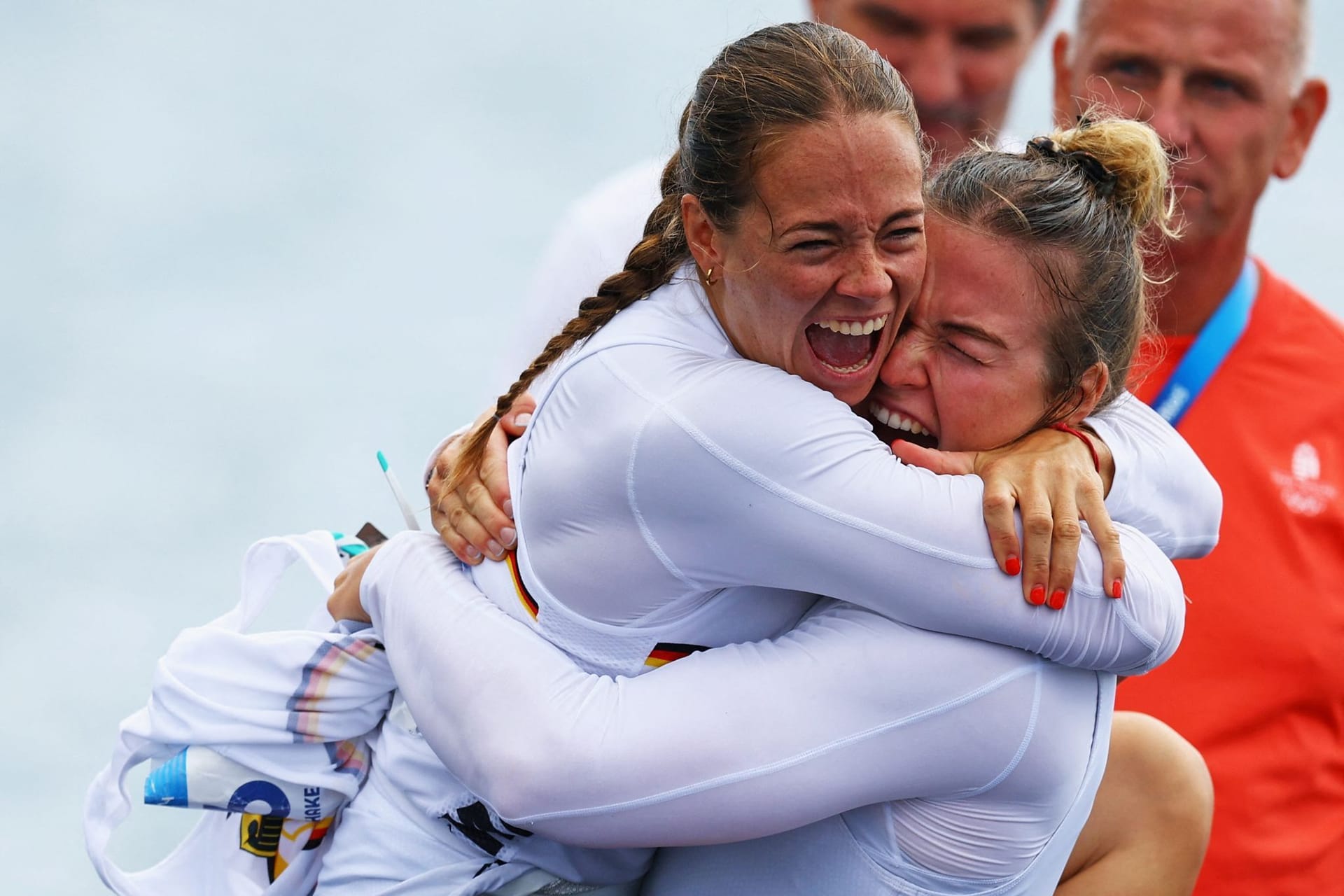 Paulina Paszek und Jule Marie Hake feiern ihre Medaille: Deutschlands Kanuten brillierten auch am Freitag.