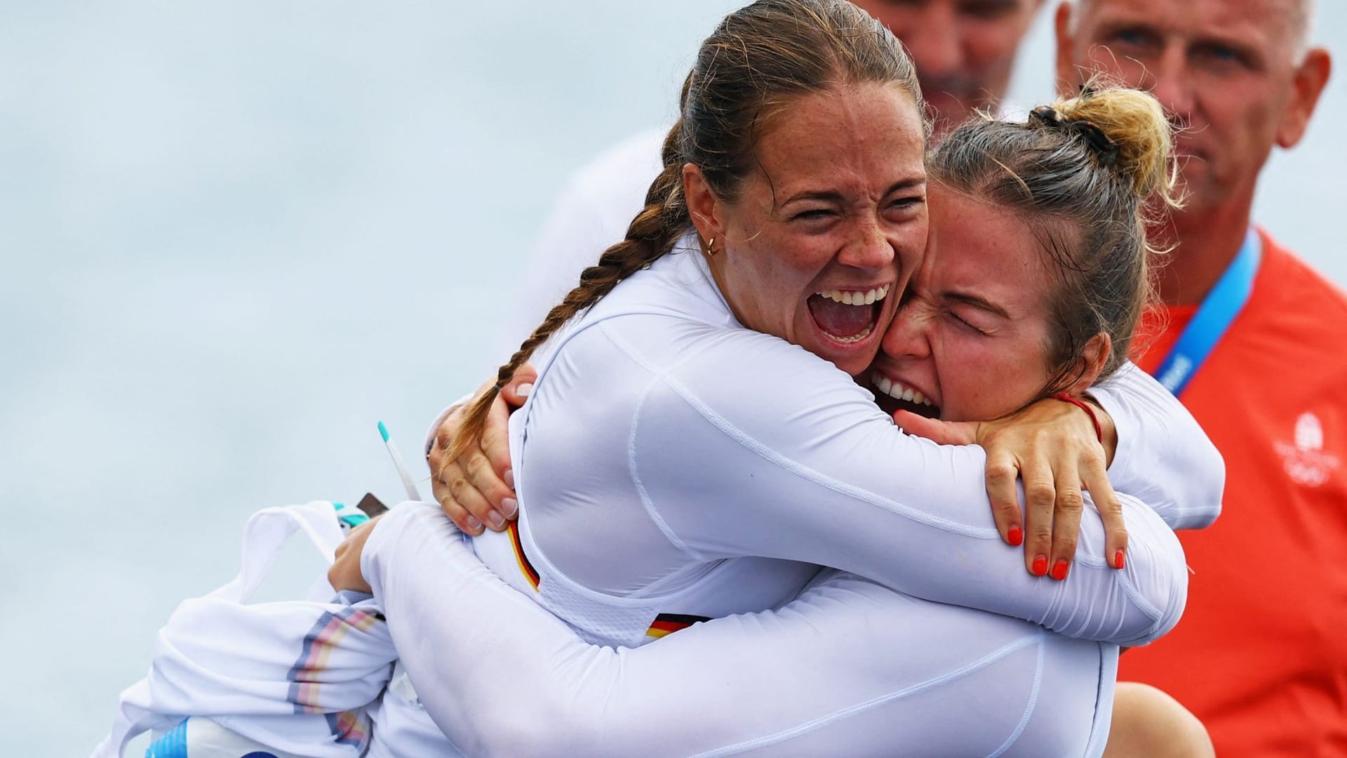 Paulina Paszek und Jule Marie Hake feiern ihre Medaille: Deutschlands Kanuten brillierten auch am Freitag.