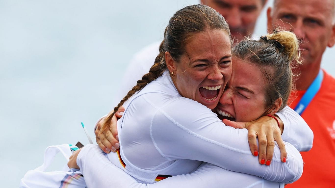 Paulina Paszek und Jule Marie Hake feiern ihre Medaille: Deutschlands Kanuten brillierten auch am Freitag.