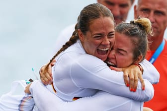 Paulina Paszek und Jule Marie Hake feiern ihre Medaille: Deutschlands Kanuten brillierten auch am Freitag.