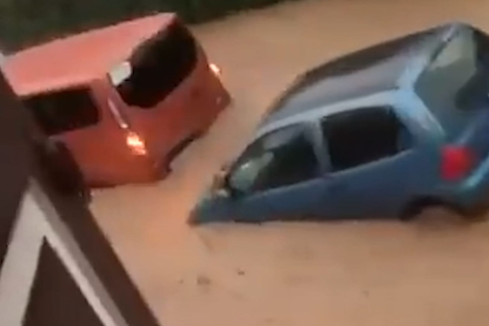 Autos stecken während einer Überschwemmung fest