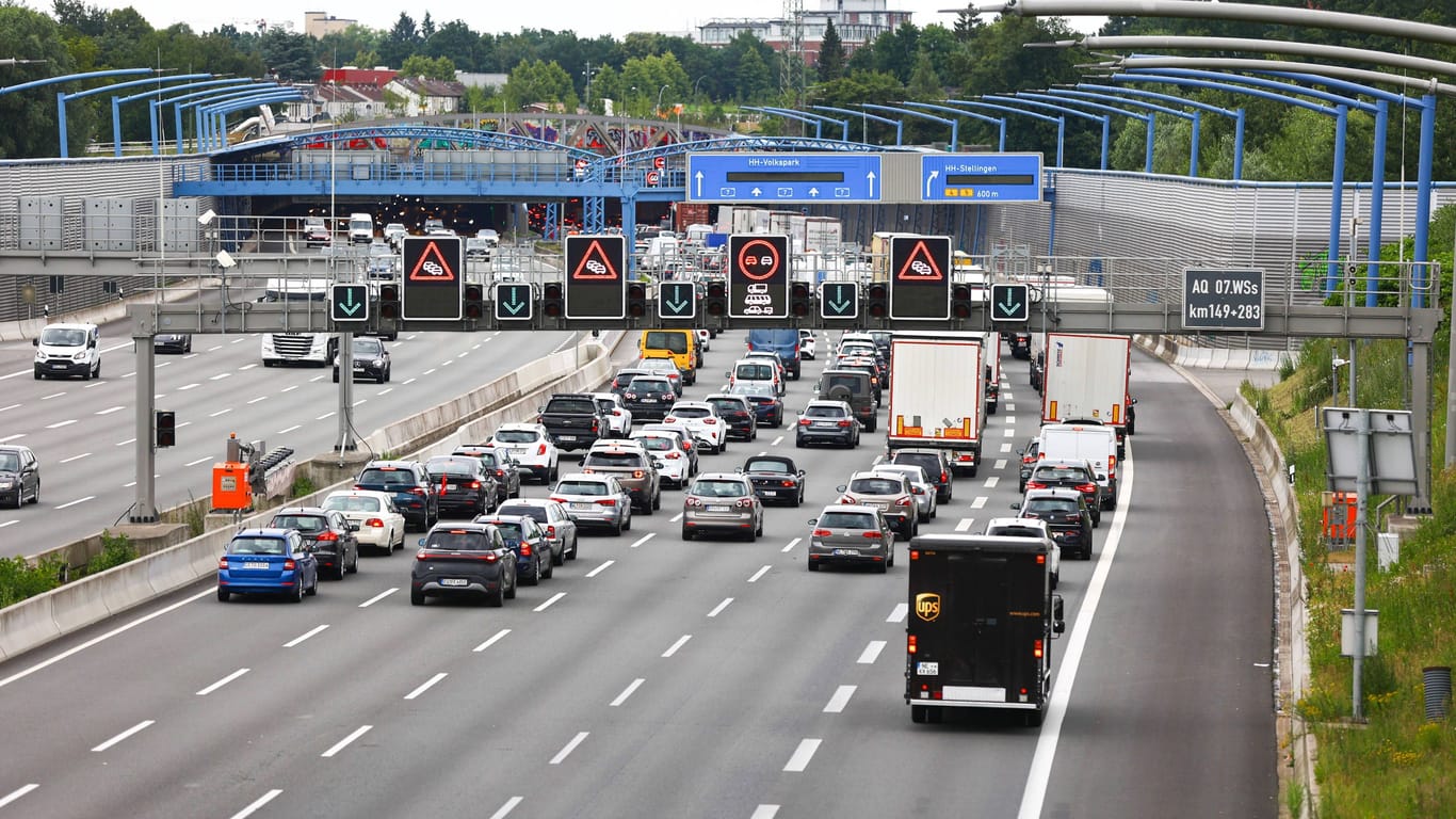 Stau auf der A7 vor dem Elbtunnel (Archivbild): Starker Regen sorgte am Freitagmorgen für Probleme im Verkehr.