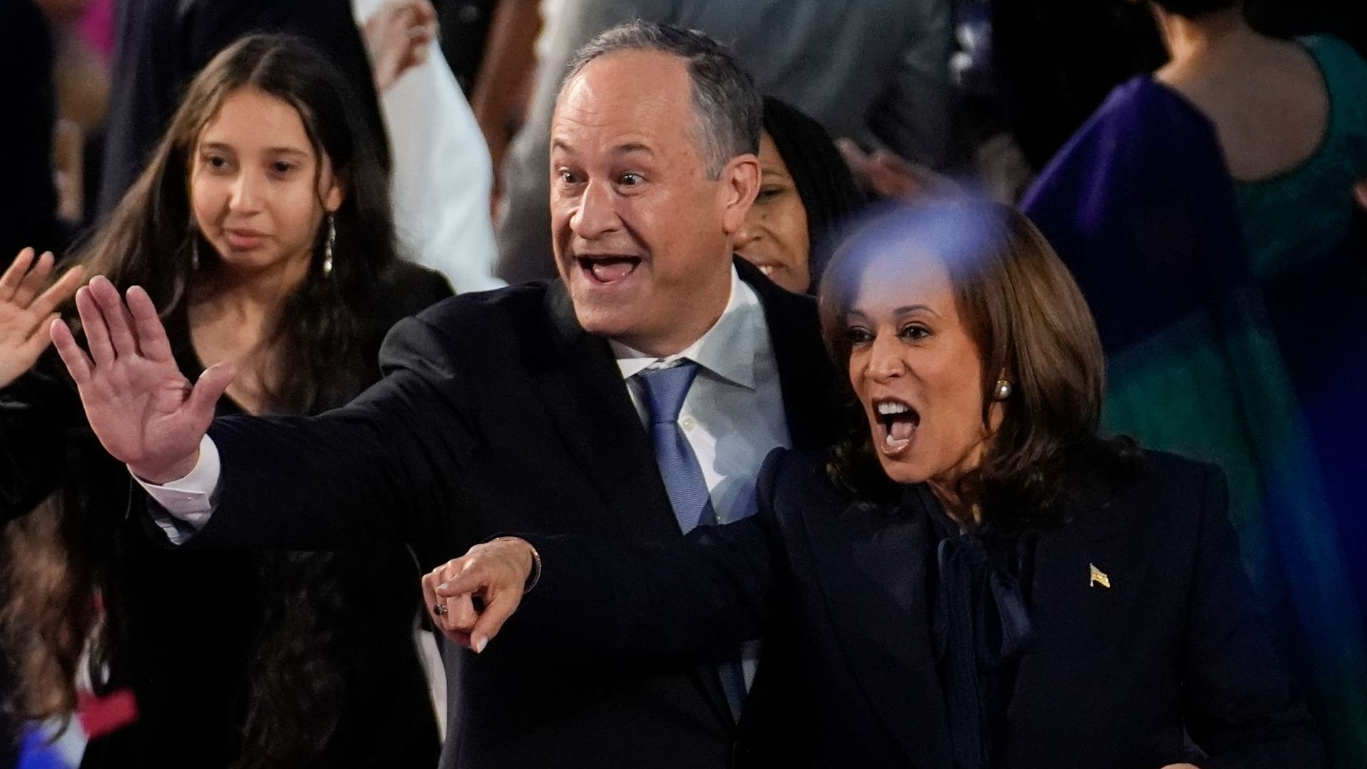 Kamala Harris (rechts) und ihr Ehemann Doug Emhoff beim Parteitag in Chicago.