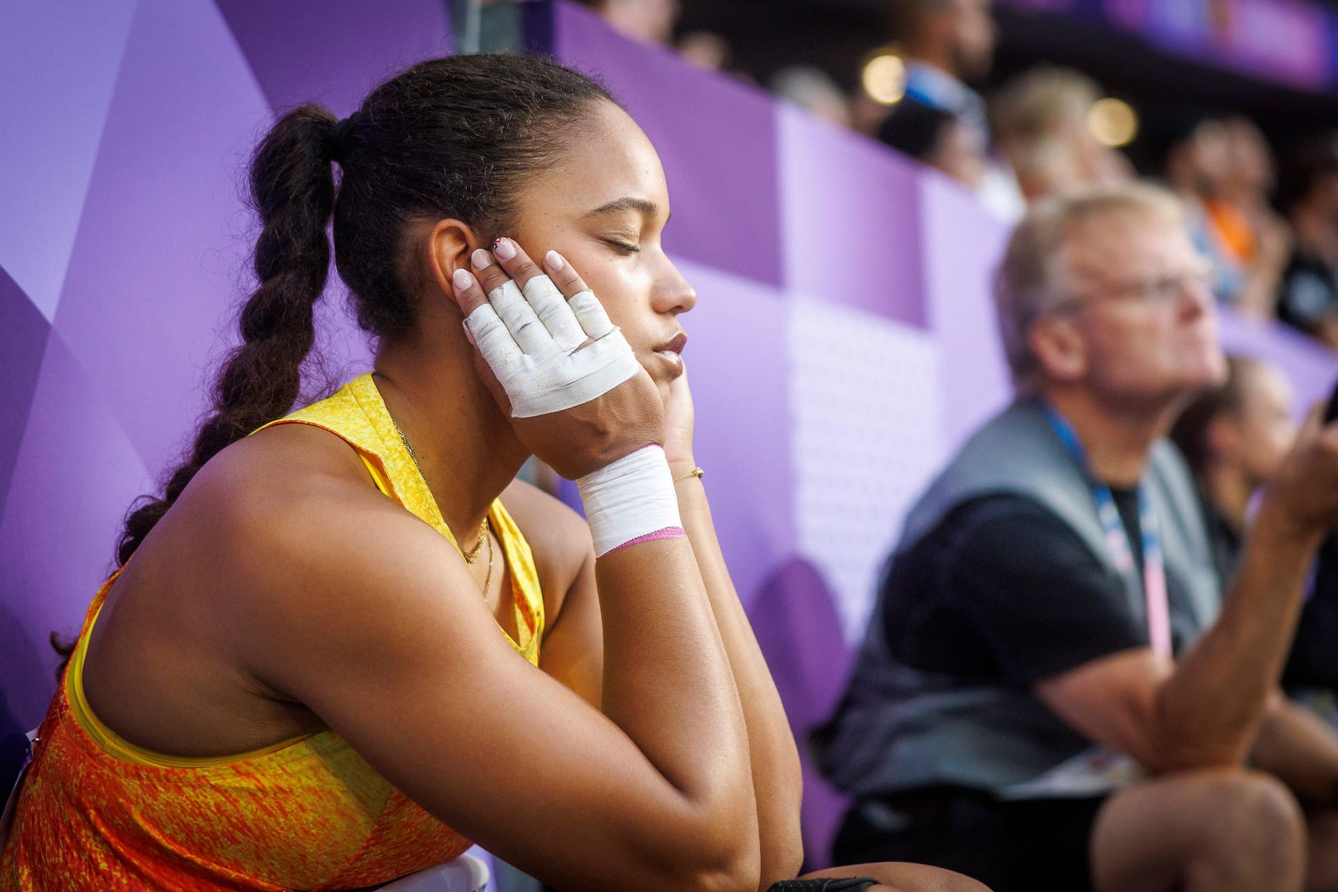 Überraschungssiegerin Yemisi Ogunleye sang vor ihrem finalen Kugelstoß noch einen Gospelsong im Kopf und wendete sich an Gott. Dann holte sie sensationell Gold.