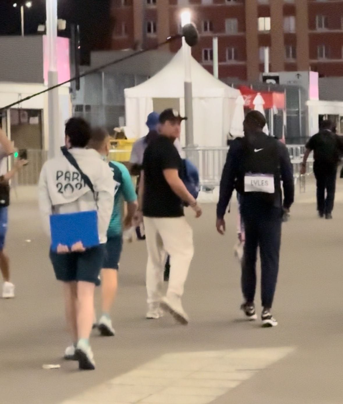 Noah Lyles (r.) und sein Trainer Lance Brauman: Sie mussten außerhalb des Stadions entlang laufen.