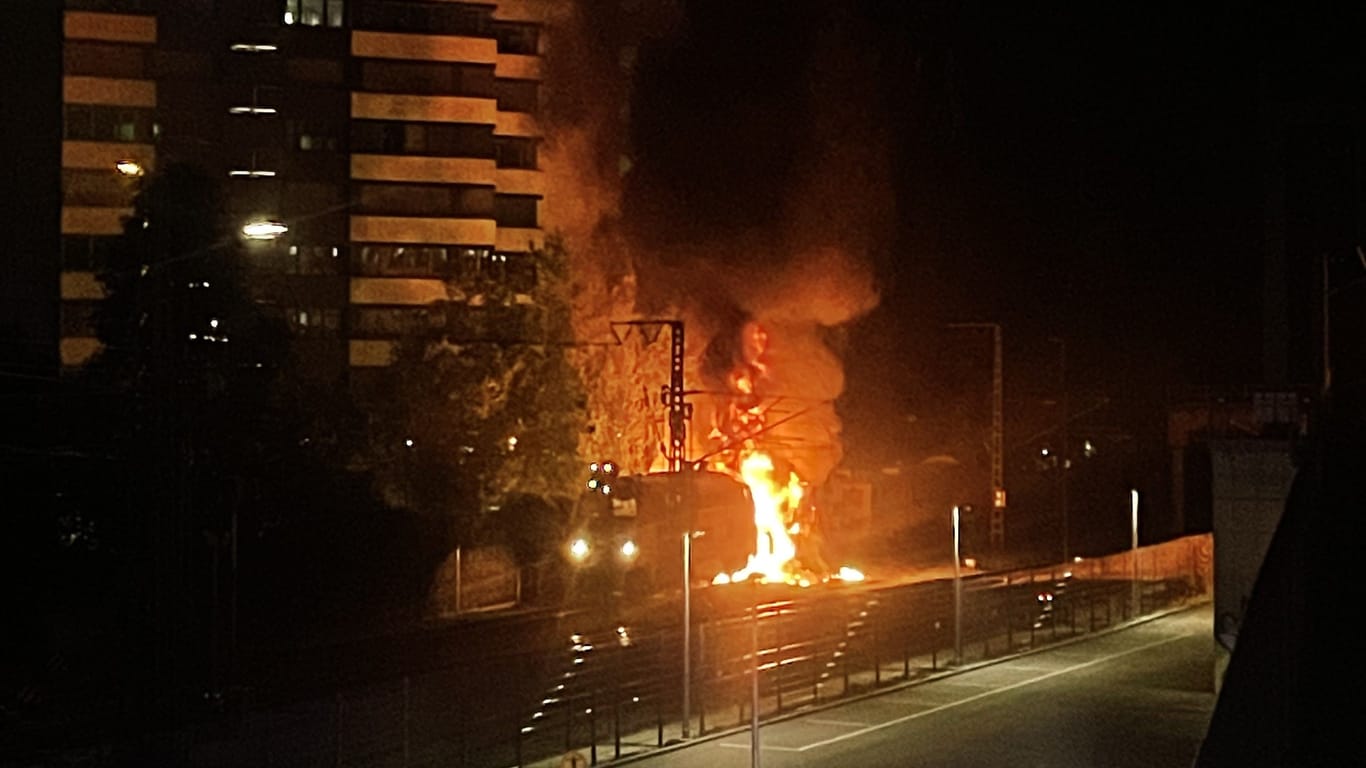 Die Bahnstrecke musste aufgrund des Feuers gesperrt werden.