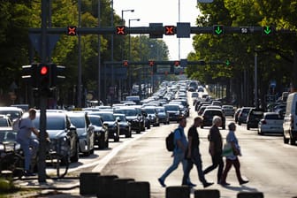 Stau in Berlin (Symbolbild): In der Stadt sind einige Abschnitte besonders anfällig für Staus.