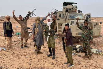 Tuareg-Rebellen der Miliz CSP feiern vor einem eroberten gepanzerten Fahrzeug den Sieg in einem Gefecht gegen russische Wagner-Söldner im Norden Malis: Dabei hatten sie Unterstützung der Ukraine.