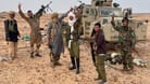 Tuareg-Rebellen der Miliz CSP feiern vor einem eroberten gepanzerten Fahrzeug den Sieg in einem Gefecht gegen russische Wagner-Söldner im Norden Malis: Dabei hatten sie Unterstützung der Ukraine.