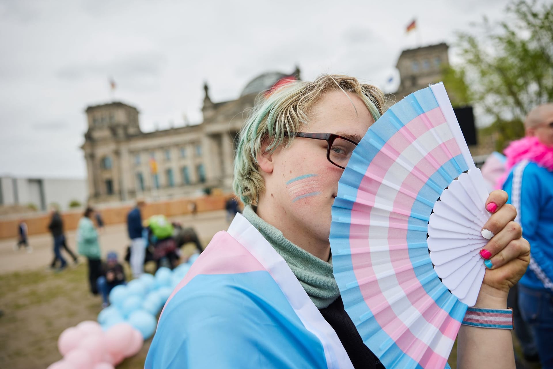 Amity hält einen Fächer in den Transgender-Farben Amity hält einen Fächer in den Transgender-Farben