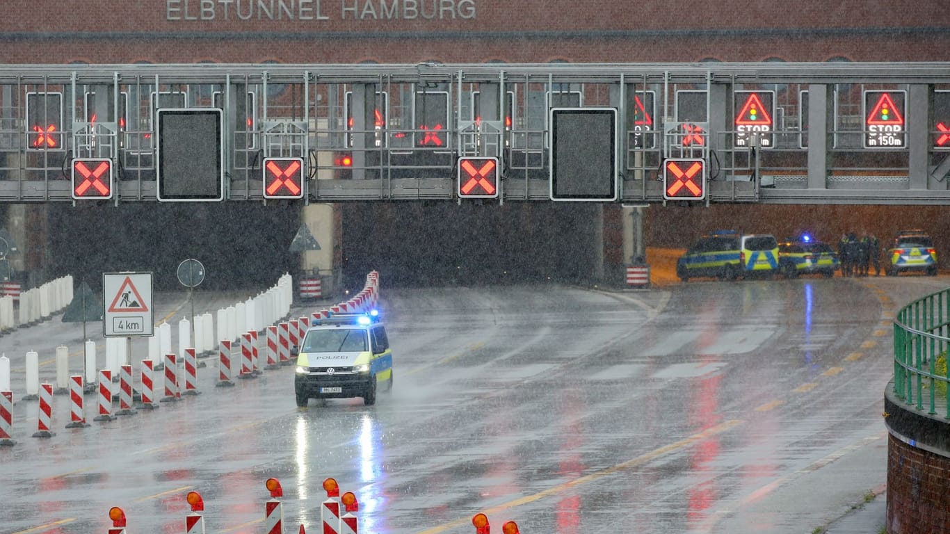 Einsatzkräfte stehen an der Zufahrt zum Elbtunnel (Archivfoto): Die wichtige Verbindung wird Mitte Oktober komplett gesperrt.