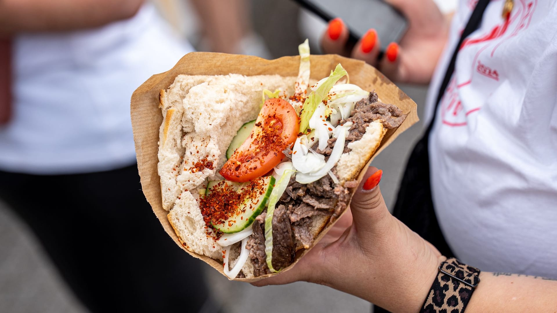 Der Aldi-Döner mit Rindfleisch: Aus dem Truck kostete der Döner am Mittwoch drei Euro.