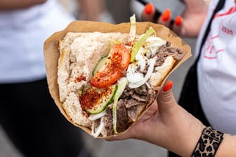 Der Aldi-Döner mit Rindfleisch: Aus dem Truck kostete der Döner am Mittwoch drei Euro.