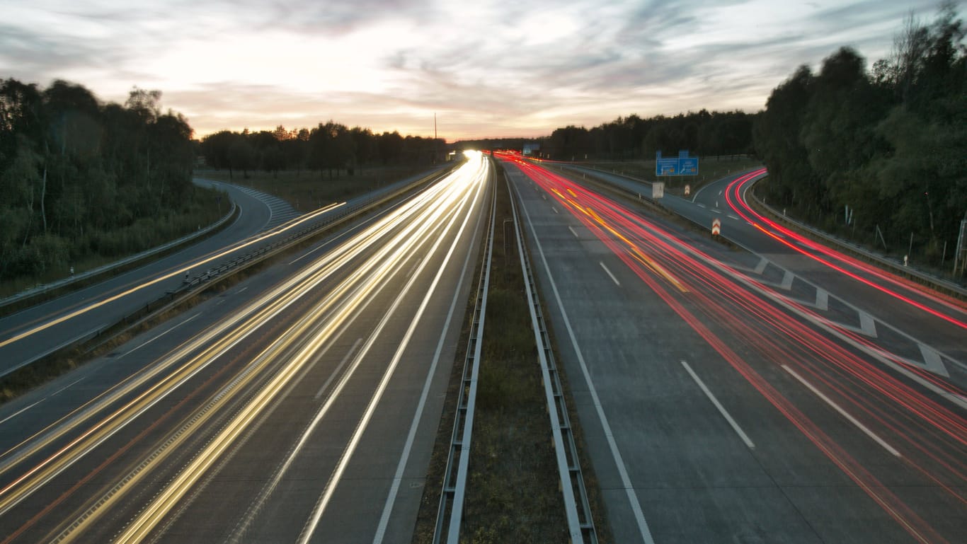 Verkehr auf der A7 bei Hannover (Symbolfoto): So schnell wird es dort am Wochenende eher nicht zugehen.