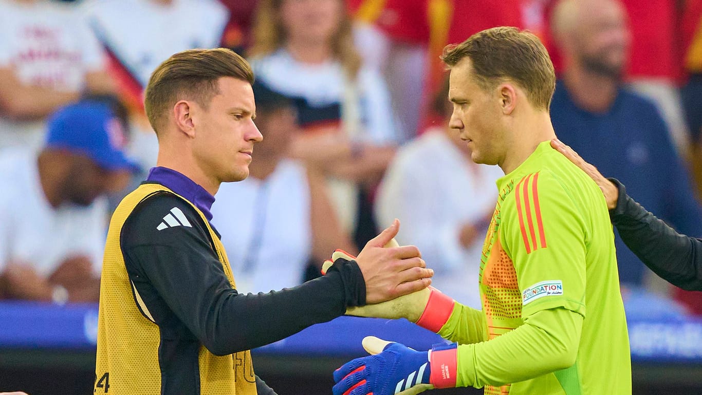 Marc-André ter Stegen und Manuel Neuer (r.): Jahrelang hatte der Bayern-Keeper die Nase im Rennen ums Tor vorn.