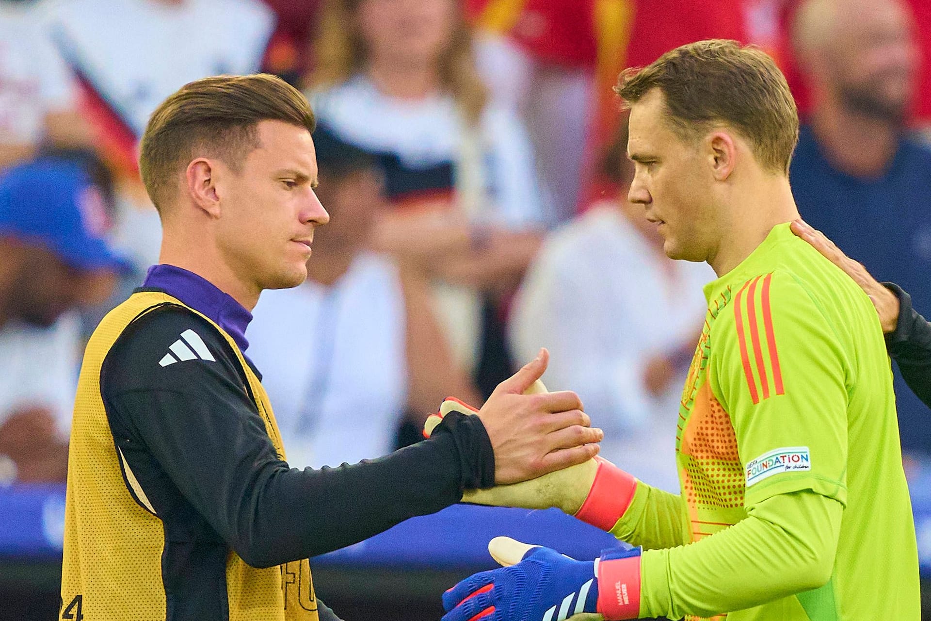 Marc-André ter Stegen und Manuel Neuer (r.): Jahrelang hatte der Bayern-Keeper die Nase im Rennen ums Tor vorn.