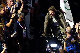 Tom Cruise auf dem Motorrad: Der US-Schauspieler war Teil der Abschlussfeier der Olympischen Spiele.